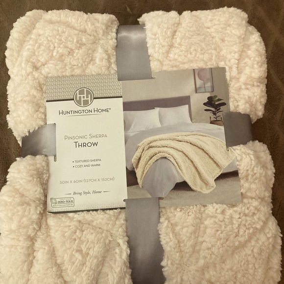 Huntington Home | Bedding | Plush Sherpa Throw | Poshmark